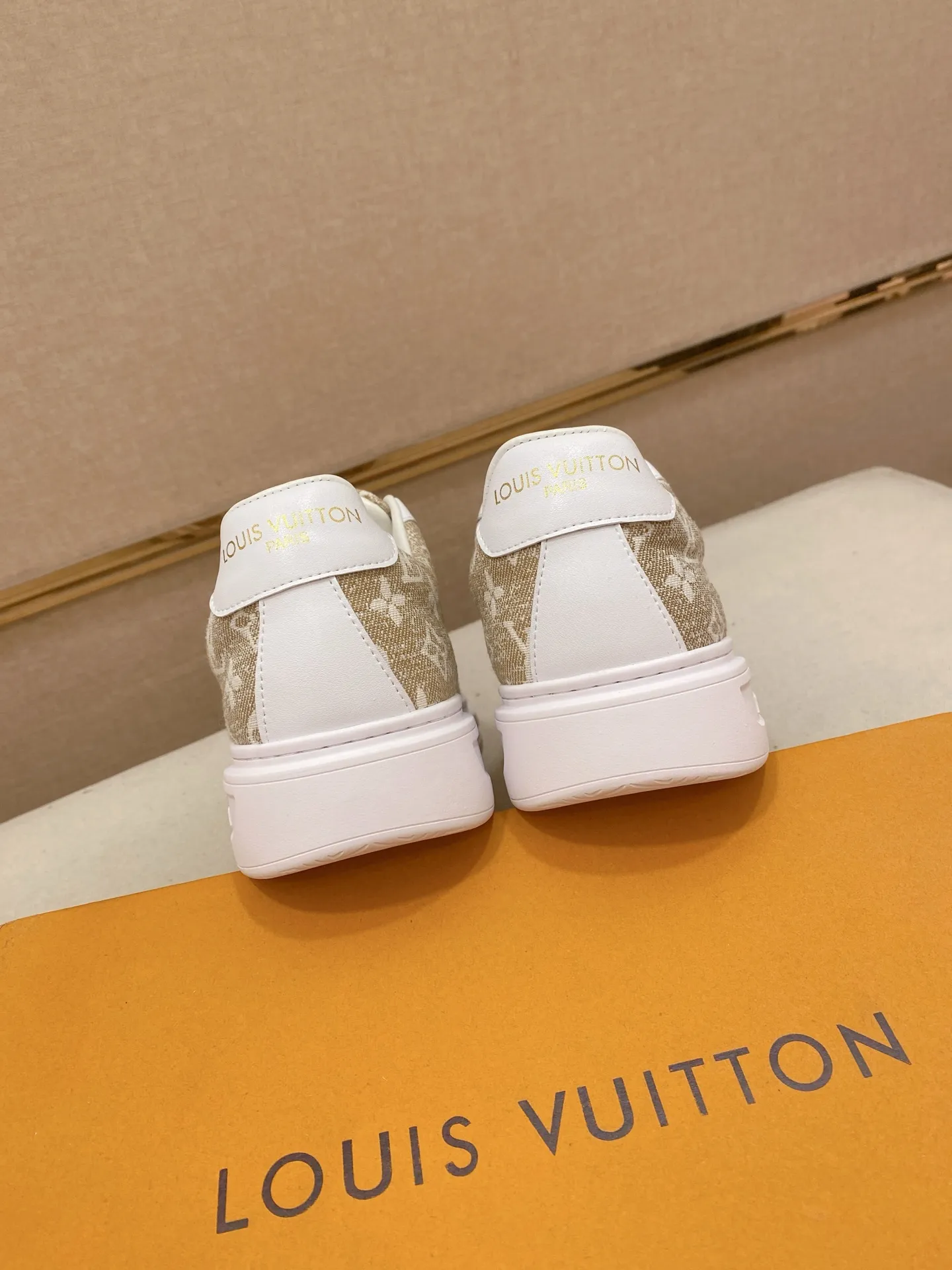 Men's shoes 💰: 400💰🎉🎉LV~Louis Vuitton trendy men's shoes New shipments Latest matching The same style as the official website Super high quality Hot sales of the season [strong] [strong] [strong] Selected first-layer cowhide, comfortable cowhide lining, original last, comfortable on the foot, wear-resistant rubber outsole Size number: 38-44.